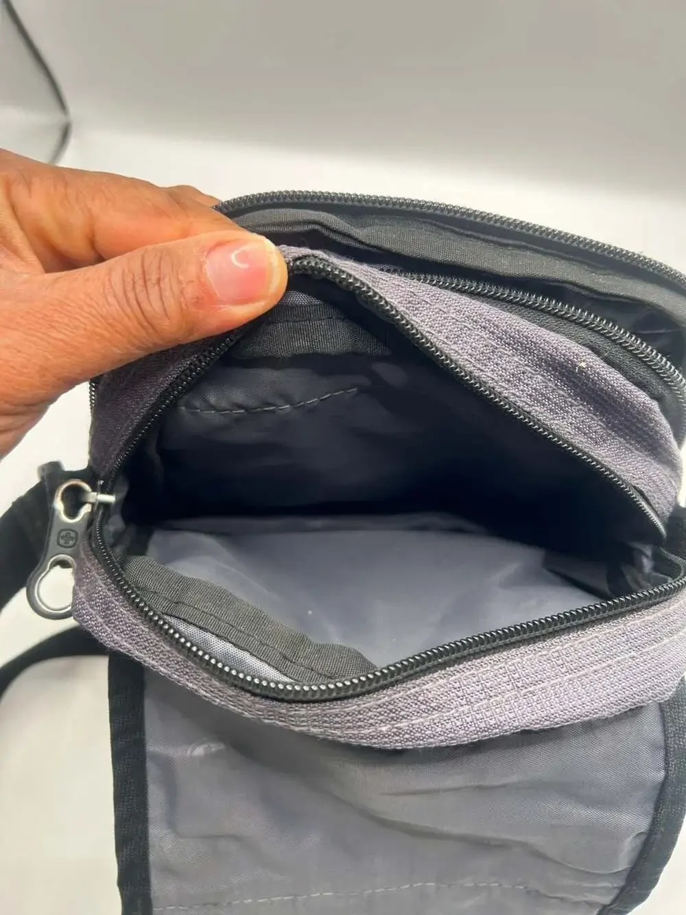 SwissGear by Wenger Vertical Travel Organizer Messenger Bag Black/Grey